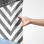 Gray Zigzag, grau Zickzack, Zigzag Muster, blau Schal<br><div class="desc">Elegantes,  stilvolles und raffiniertes Zickzackmuster (Zickzack) in Grautönen und Weiß mit blauen und schwarzen Farbflecken. Modernes und trendiges Geschenk,  perfekt für den Zickzack Liebhaber in Ihrem Leben.</div>