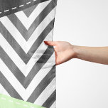 Gray Zigzag, grau Zickzack, Zigzag Muster, Minze Schal<br><div class="desc">Elegantes,  stilvolles und raffiniertes Zickzackmuster (Zickzack) in Grautönen und Weiß mit Minz- und Schwarz-Farbtupfern. Modernes und trendiges Geschenk,  perfekt für den Zickzack Liebhaber in Ihrem Leben.</div>