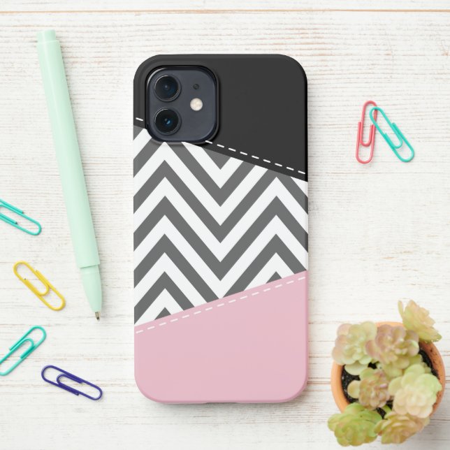 Gray Zigzag, Gray Chevron, Zigzag Pattern, Pink iPhone Hülle (Auf dem Schreibtisch)