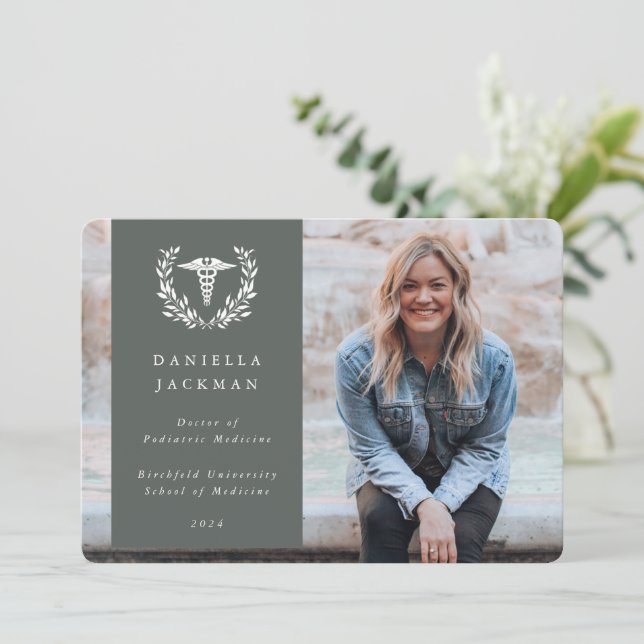 GrayGreen Caduceus Medical School Abschluss Foto Ankündigung (Stehend Vorderseite)