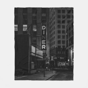 GRAYSCALE FOTO DER PEARL DINER IN DER STADT FLEECEDECKE