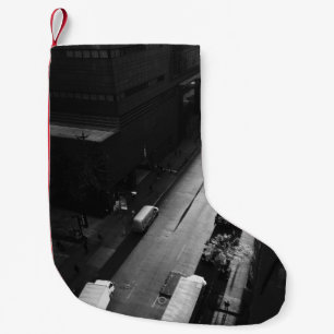 GRAYSCALE FOTO DER PERSON, DIE AUF DER STRASSE NAC KLEINER WEIHNACHTSSTRUMPF