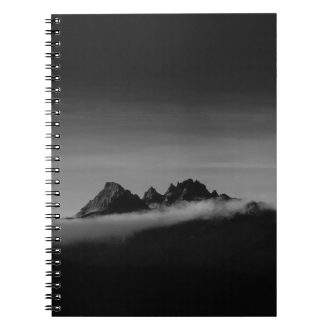 GRAYSCALE-FOTO DES BERGES, BEDECKT MIT SCHWEINEN NOTIZBLOCK (Vorderseite)