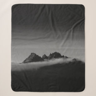 GRAYSCALE-FOTO DES BERGES, BEDECKT MIT SCHWEINEN SHERPADECKE