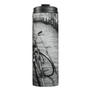 GRAYSCALE FOTO DES FAHRRADES AUF DER WAND THERMOSBECHER