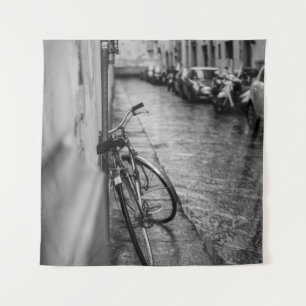 GRAYSCALE FOTO DES FAHRRADES AUF DER WAND WANDTEPPICH