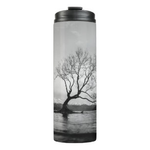 GRAYSCALE FOTO VON BARE BAUM AUF CALM BODY OF WASS THERMOSBECHER
