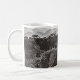 GRAYSCALE FOTO VON GRAUELEFANT IN DER NÄHE VON B KAFFEETASSE