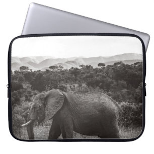 GRAYSCALE FOTO VON GRAUELEFANT IN DER NÄHE VON BÄU LAPTOPSCHUTZHÜLLE