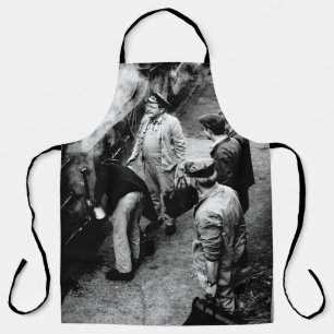 GRAYSCALE FOTO VON MÄNNERN STEHEND NEBEN 60163 TR SCHÜRZE