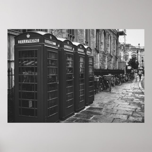 GRAYSCALE-FOTO VON VIER TELEFONBOOTEN POSTER (Vorne)