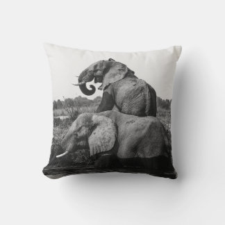 GRAYSCALE FOTO VON ZWEI ELEFANTEN AUF WASSERKÖRPER KISSEN