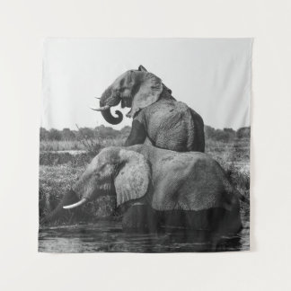 GRAYSCALE FOTO VON ZWEI ELEFANTEN AUF WASSERKÖRPER WANDTEPPICH