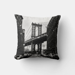 GRAYSCALE FOTOGRAFIE DER BROOKLYN-BRÜCKE KISSEN