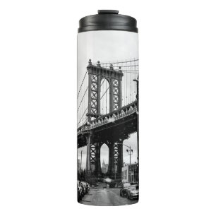 GRAYSCALE FOTOGRAFIE DER BROOKLYN-BRÜCKE THERMOSBECHER