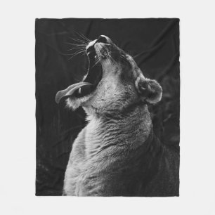 GRAYSCALE FOTOGRAFIE DER YAWNING LIONESS FLEECEDECKE