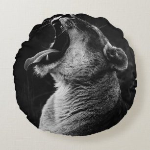 GRAYSCALE FOTOGRAFIE DER YAWNING LIONESS RUNDES KISSEN