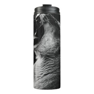 GRAYSCALE FOTOGRAFIE DER YAWNING LIONESS THERMOSBECHER