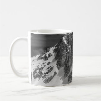 GRAYSCALE FOTOGRAFIE DES BERGES KAFFEETASSE