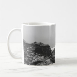 GRAYSCALE FOTOGRAFIE DES SCHNEEBERGES KAFFEETASSE