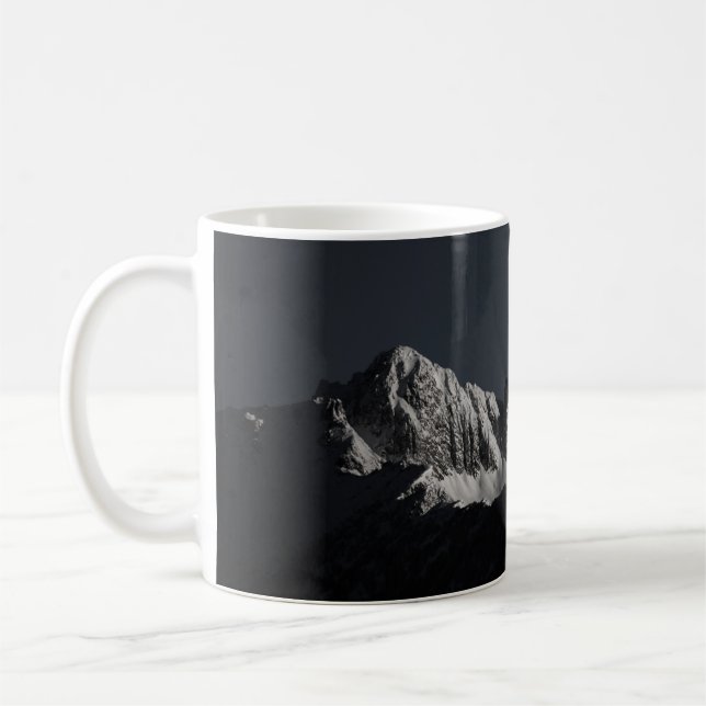 GRAYSCALE FOTOGRAFIE DES SCHNEEBERGS KAFFEETASSE (Links)