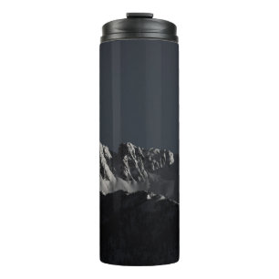 GRAYSCALE FOTOGRAFIE DES SCHNEEBERGS THERMOSBECHER