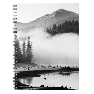 GRAYSCALE FOTOGRAFIE DES SEES IN DER NÄHE VON KIES NOTIZBLOCK