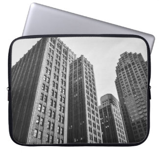 GRAYSCALE-FOTOGRAFIE MIT NIEDRIGEM WINKEL LAPTOPSCHUTZHÜLLE