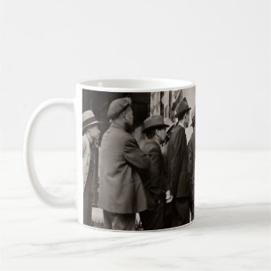 GRAYSCALE FOTOGRAFIE VON MÄNNERN STEHEND IN DER NÄ KAFFEETASSE