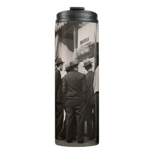 GRAYSCALE FOTOGRAFIE VON MÄNNERN STEHEND IN DER NÄ THERMOSBECHER