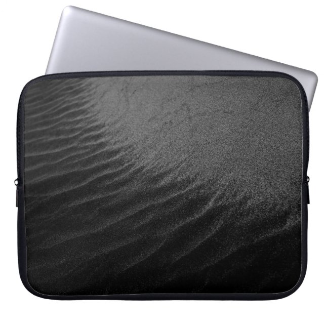 GRAYSCALE FOTOGRAFIE VON SAND LAPTOPSCHUTZHÜLLE (Vorderseite)