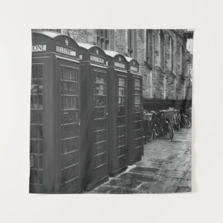 GRAYSCALE PHOTO OF FOUR TELEPHONE BOOTHS LINED UP WANDTEPPICH