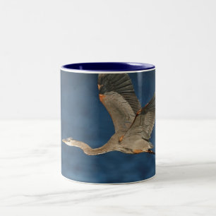 Great Blue Heron in Flight Two-Tone-Kaffee-Tasse Zweifarbige Tasse