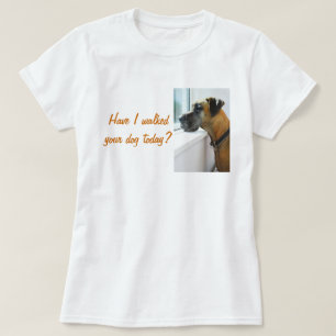 Great Dane traurig Aussehen Fenster für Hunde Walk T-Shirt