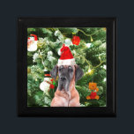 Great Dane w Christmas Tree Geschenkboxen Weihnach<br><div class="desc">Ein niedlicher Großer Dane Hund mit roter Weihnachtsmannmütze und posiert vor dem schön dekorierten Weihnachtsbaum,  mit Geschenkboxen Schneemann,  Teddy Bär,  Weihnachtsschmuck. Ein perfektes Geschenk zu Weihnachten!</div>