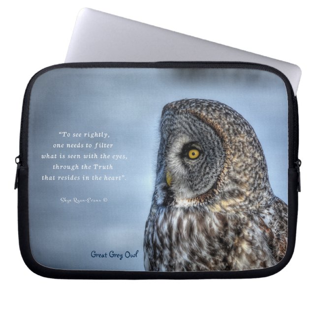 Great Gray Owl Raptor Wildlife Foto und Gedicht Laptopschutzhülle (Vorderseite)