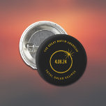 Great North American Total Solar Eclipse 04.08.24 Button<br><div class="desc">Die 🌟 "Great North American Total Solar Eclipse Button" 🌑 🔘! Mit diesem kompakten und stilvollen Accessoire erobern Sie das Wesen des Great American Total Solar Eclipse von 2024. 🌌 Für diejenigen, die das Glück haben, dieses himmlische Wunder zu erleben, bietet unser Button einen subtilen und dennoch wirkungsvollen Weg, das...</div>