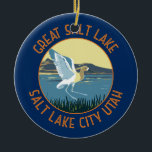 Great Salt Lake American Avocet Retro gestört Keramik Ornament<br><div class="desc">Große Salt Lake Vektorkunst Design mit einem amerikanischen Avocet. Der Große Salzsee ist der größte Salzwassersee der Western Hemisphäre und der achtgrößte Terminalsee der Welt.</div>