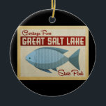 Great Salt Lake Festival Keramik Ornament<br><div class="desc">Dieses Greetings From Great Salt Lake Vintage Reisedesign besticht durch einen lustigen blauen Fisch mit roten Akzenten und ein Retro-Ambiente aus den 60er Jahren.</div>