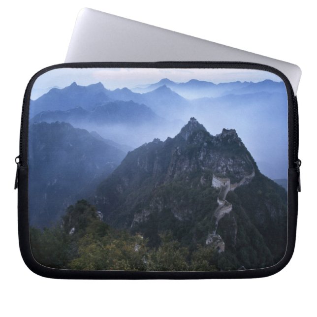Great Wall in frühen Morgennebel, China Laptopschutzhülle (Vorderseite)