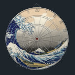 Great Wave Off Kanagawa & Mount Fuji Japan Sea Dartscheibe<br><div class="desc">"The Great Wave off Kanagawa", auch bekannt als "Under the Wave off Kanagawa", ist ein faszinierender Holzschnitt des renommierten japanischen Künstlers Katsushika Hokusai. Sie wurde um 1831 erschaffen und ist Teil einer Serie mit dem Titel "36 Ansichten des Fuji Monte". Das Kunstwerk zeigt eine Szene von immensem Power und kontrastreichen...</div>