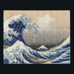 Great Wave Off Kanagawa & Mount Fuji Japan Sea Puzzle<br><div class="desc">"The Great Wave off Kanagawa", auch bekannt als "Under the Wave off Kanagawa", ist ein faszinierender Holzschnitt des renommierten japanischen Künstlers Katsushika Hokusai. Sie wurde um 1831 erschaffen und ist Teil einer Serie mit dem Titel "36 Ansichten des Fuji Monte". Das Kunstwerk zeigt eine Szene von immensem Power und kontrastreichen...</div>