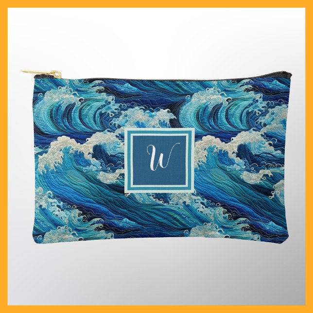 Great Waves and Seafoam Beach Inspiriert Monogram Zubehörtasche (Von Creator hochgeladen)