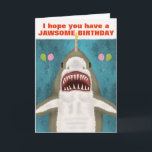 Great White Shark Funny Jawsome Birthday Pub Spaß Karte<br><div class="desc">Der Große Weiße Hai auf dieser lustigen Grußkarte ist so nett. Sehen Sie? Es lächelt und hofft, dass du einen knöchernden Geburtstag hast. Es brachte sogar Ballons und balancierte eine Kerze auf die Nase. Das Design umfasst einen von Hand gezeichnet Hai auf einem blau / meergrün Hintergrund mit den Silhouetten...</div>