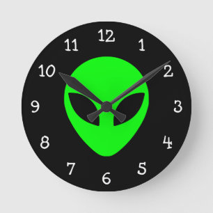 Green Alien Head Runde Wanduhr