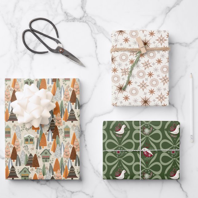 Green and Beige Christmas Forest Village Snowflake Geschenkpapier Set (Vorderseite)