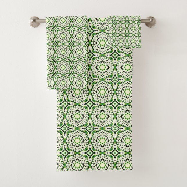 Green and white geometric patterned  badhandtuch set (Insitu)
