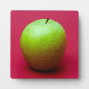 Green apple on red background fotoplatte