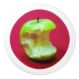 Green apple on red background keramikknauf