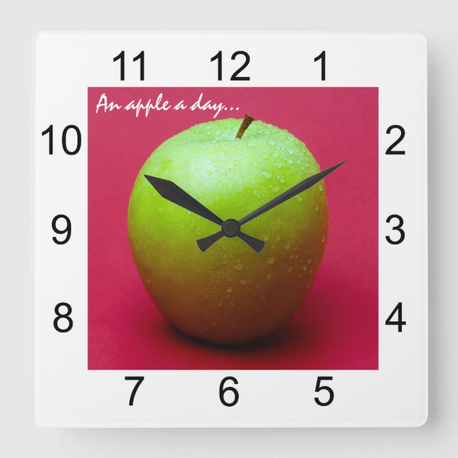 Green apple on red background quadratische wanduhr (Vorderseite)